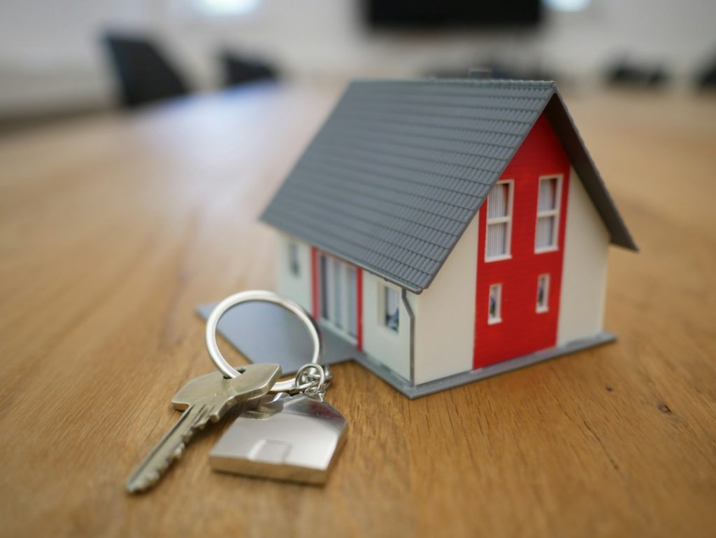 Remise des clés d'un logement à ses nouveaux propriétaires après la signature de l'acte